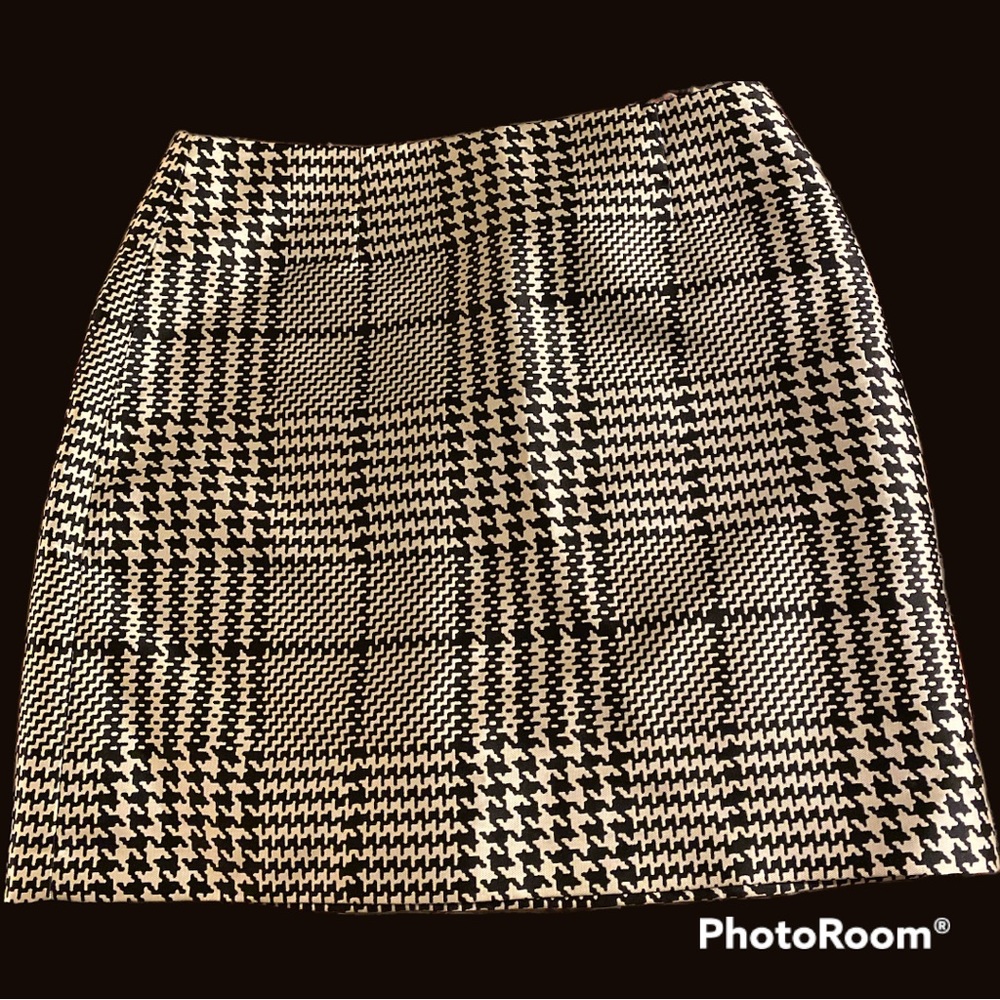 NWOT White House Black Market houndstooth skirt- size 12